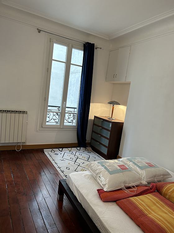 Chambre avec fenêtres double vitrage donnant sur cour