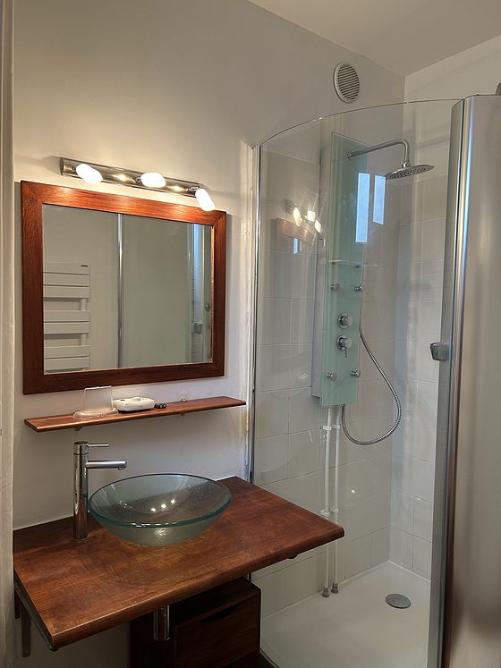 Salle de bain équipée de lave linge, sèche linge, serviettes de bain