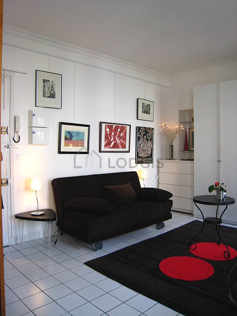 Séjour très calme équipé de 1 canapé(s) lit(s) de 160cm, télé, 1 fauteuil(s), 2 chaise(s)