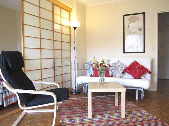 Séjour avec fenêtres double vitrage et balcon donnant sur rue