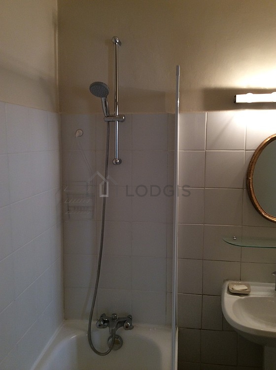 Salle de bain avec du carrelage au sol