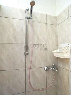 Belle salle de bain avec du carrelageau sol
