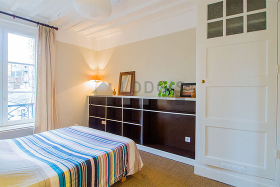 Chambre avec fenêtres double vitrage donnant sur cour