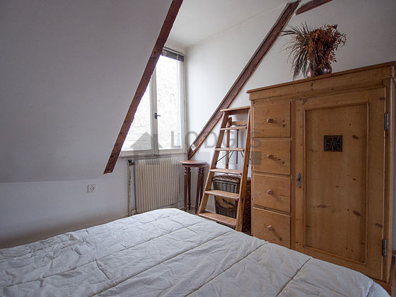Very quiet and very bright alcove equipped with 1 bed(s) of 140cm, closet, bedside table