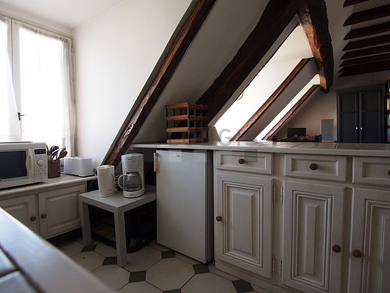Cuisine équipée de lave linge, réfrigerateur, vaisselle