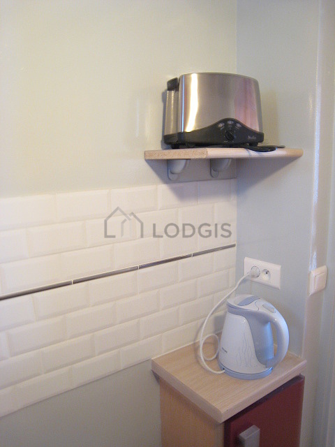 Cuisine équipée de plaques de cuisson, réfrigerateur, freezer, vaisselle