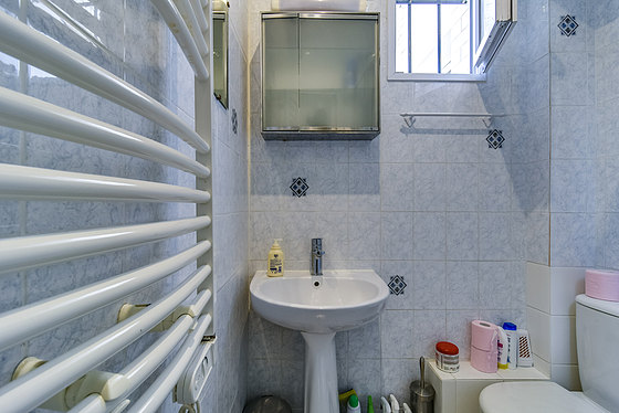 Belle salle de bain claire avec fenêtres double vitrage et du carrelage au sol