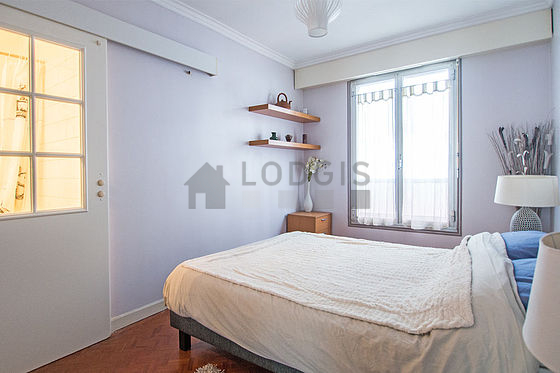 Chambre équipée de bureau, penderie, placard, 1 chaise(s)