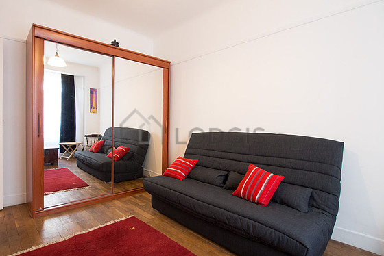 Séjour équipé de 1 canapé(s) lit(s) de 130cm, table basse, penderie, placard