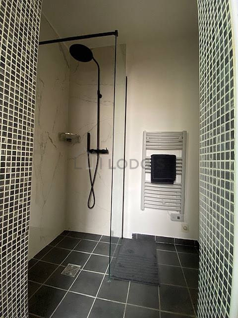 Agréable salle de bain très claire avec fenêtres double vitrage