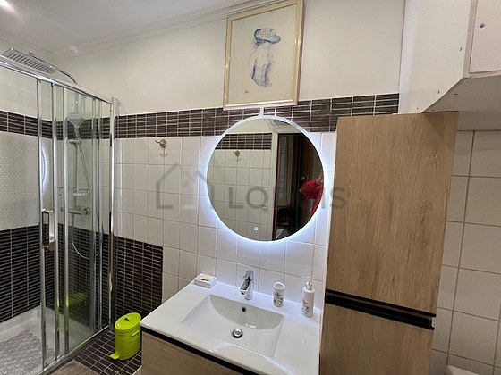 Salle de bain équipée de lave linge, sèche linge, serviettes de bain