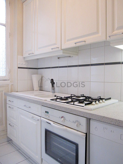 Cuisine équipée de lave vaisselle, plaques de cuisson, réfrigerateur, freezer