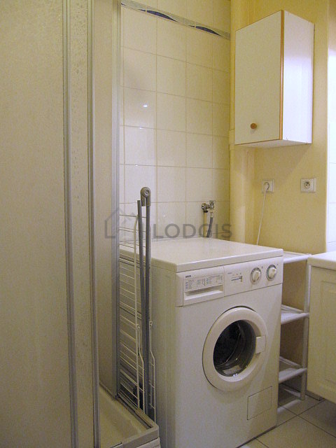 Salle de bain avec du carrelage au sol