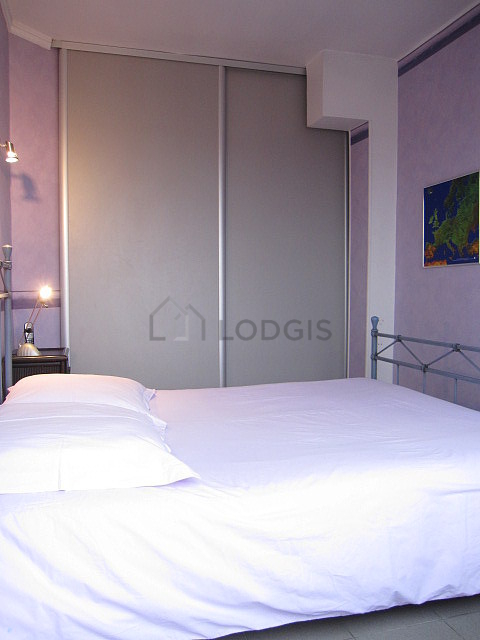 Chambre avec fenêtres double vitrage et balcon