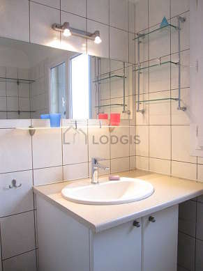 Very bright bathroom with double-glazed windows and with tilefloor