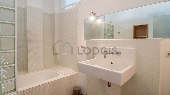 Belle salle de bain avec du carrelage au sol