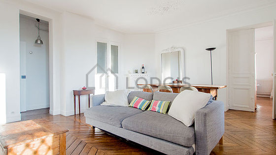 Séjour avec fenêtres double vitrage et balcon