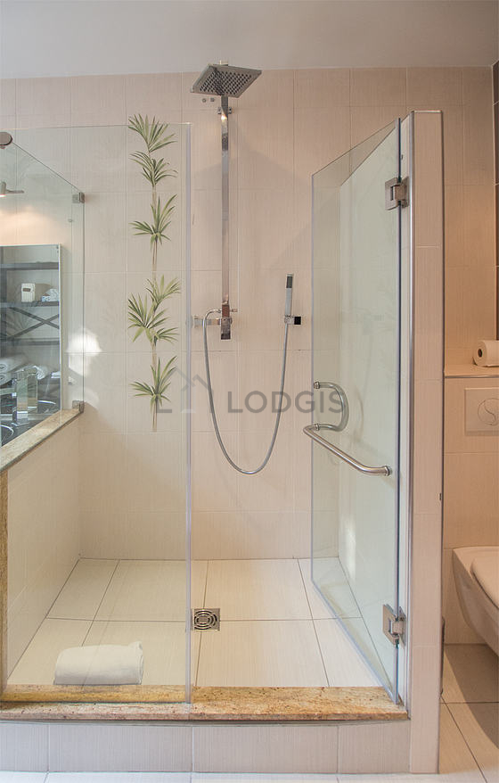 Agréable salle de bain très claire avec fenêtres et du carrelage au sol