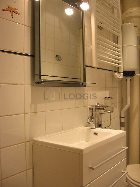 Salle de bain équipée de placard