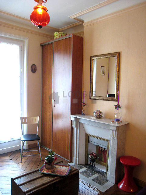 Chambre avec fenêtres double vitrage donnant sur rue