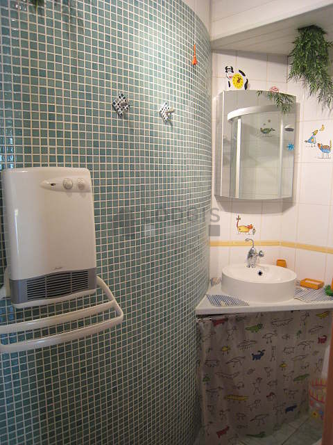 Belle salle de bain avec du carrelage au sol