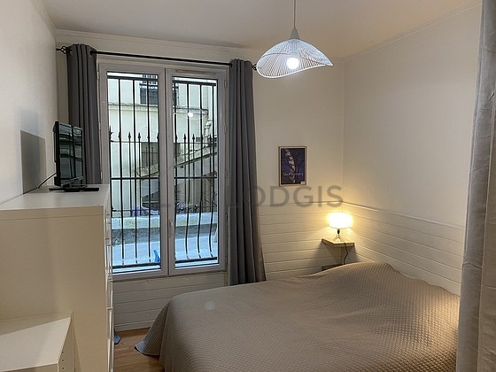 Chambre avec du parquet au sol