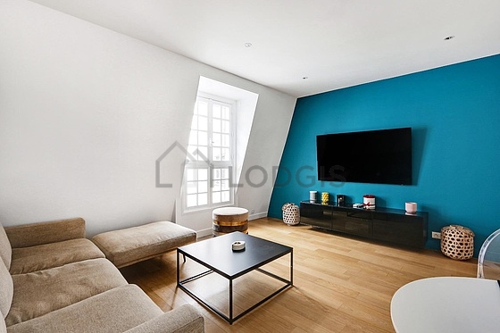 Salon avec du parquet au sol