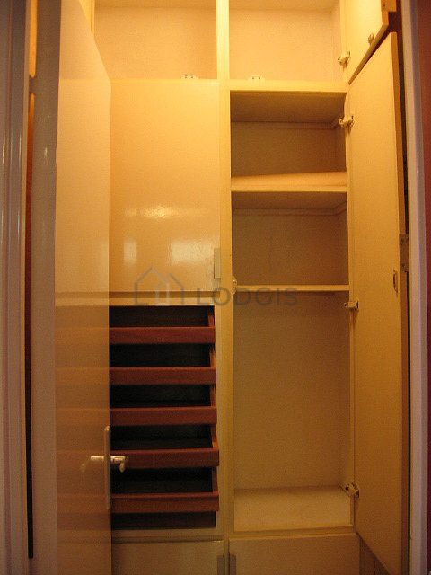 Dressing muni de : penderie, placard