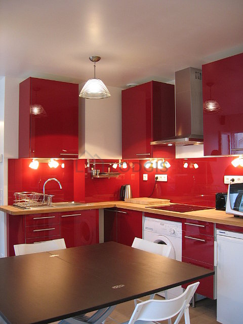 Cuisine équipée de plaques de cuisson, réfrigerateur, freezer, hotte