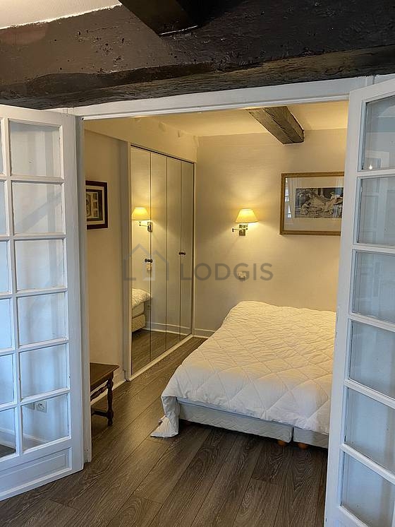 Bedroom equipped with cupboard