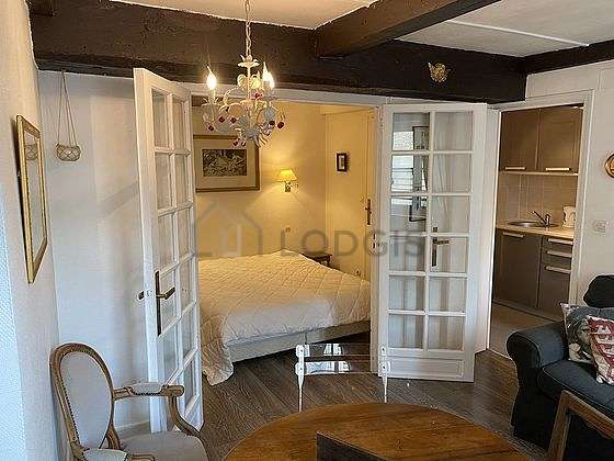 Bedroom of 10m² with woodenfloor