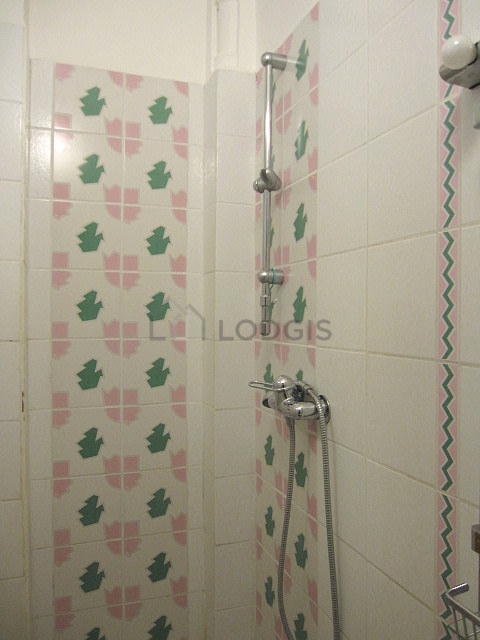 Salle de bain équipée de serviettes de bain