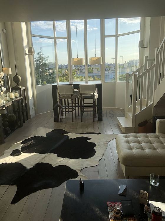 Salon avec du parquet au sol