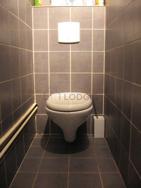 Toilettes indépendantes de la salle d'eau
