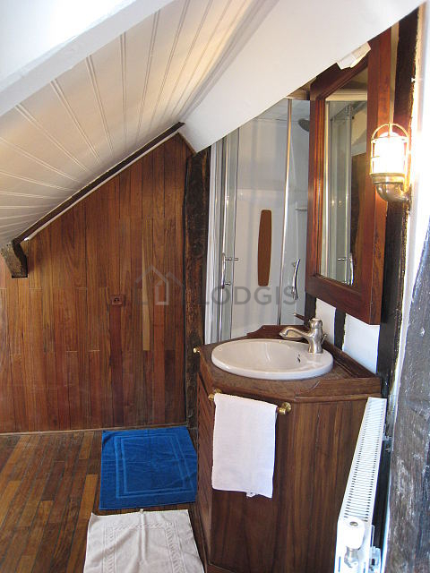 Salle de bain très claire