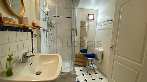 Belle salle de bain claire avec fenêtres et du carrelage au sol