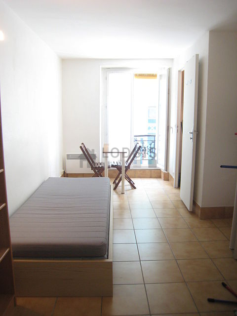 Séjour équipé de 1 lit(s) de 80cm, table à manger, placard, 2 chaise(s)