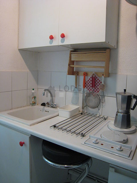 Cuisine équipée de plaques de cuisson, réfrigerateur, freezer, vaisselle