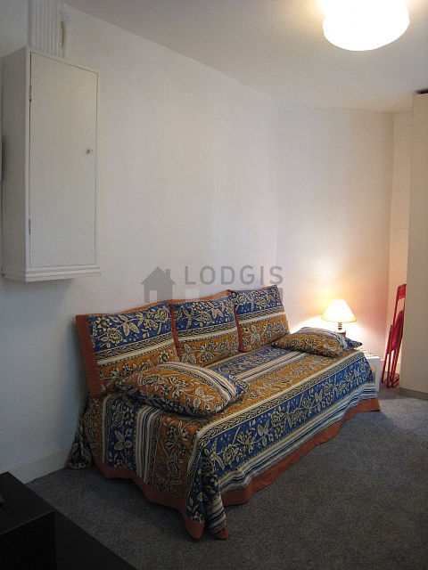 Séjour calme équipé de 1 lit(s) de 90cm, télé, penderie, placard