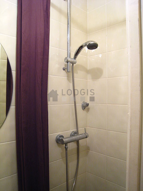 Salle de bain avec du carrelage au sol
