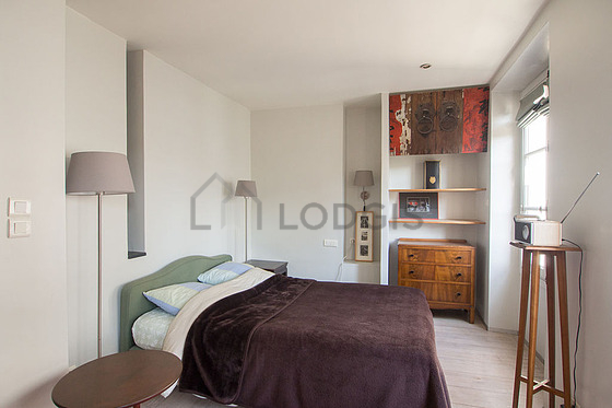 Bedroom of 12m² with wooden floor