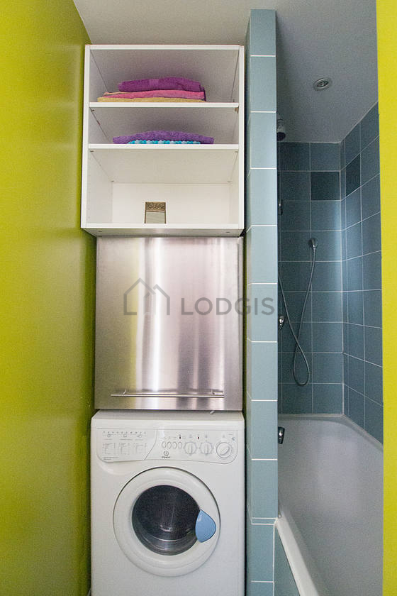 Salle de bain équipée de lave linge, sèche linge, serviettes de bain