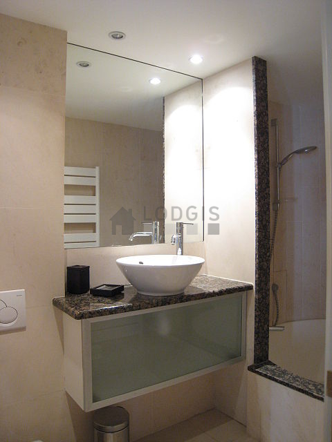 Bathroom equipped with bath towels