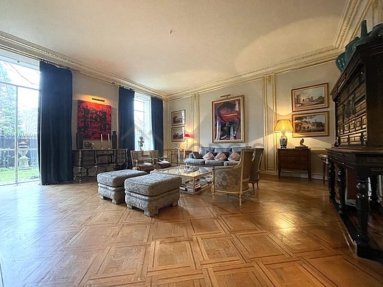 Séjour calme équipé de 1 canapé(s) lit(s) de 140cm, chaine hifi, 8 fauteuil(s), 1 chaise(s)