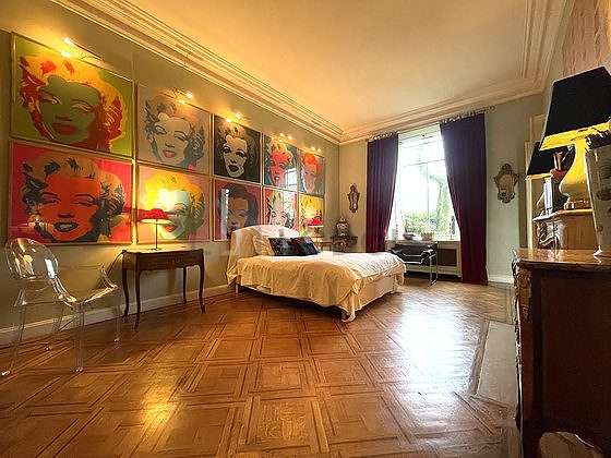 Large bedroom of 33m² with woodenfloor