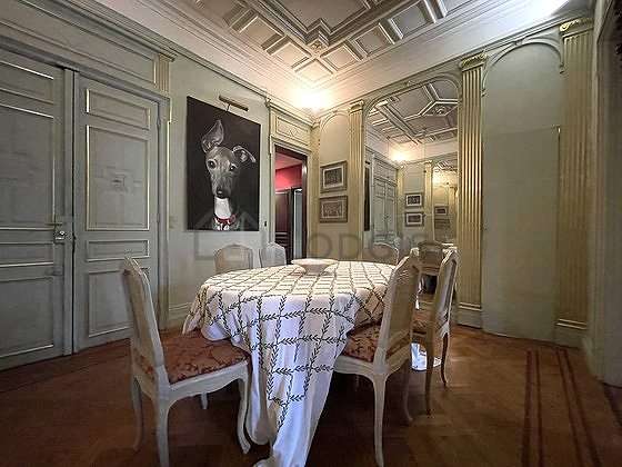 Dining room of 20m² equipped with dining table, 6 chair(s)