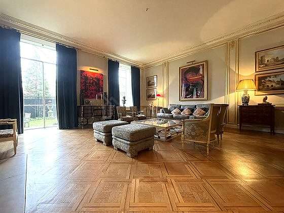 Large living room of 40m² with woodenfloor
