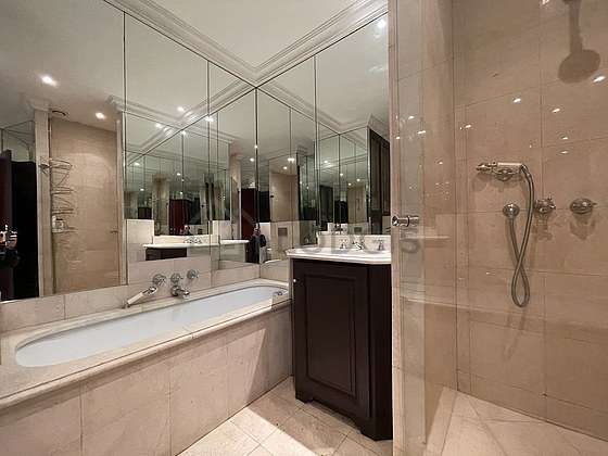 Agréable salle de bain claire avec du marbreau sol