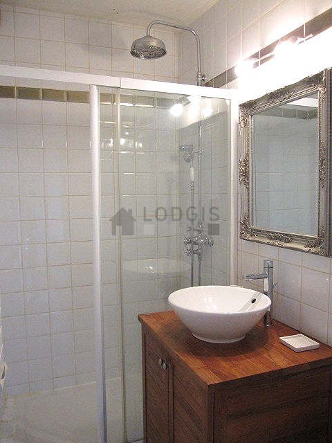 Belle salle de bain claire avec du carrelage au sol