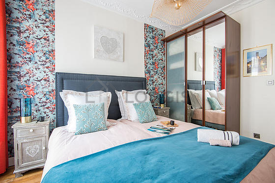 Chambre avec fenêtres double vitrage donnant sur jardin